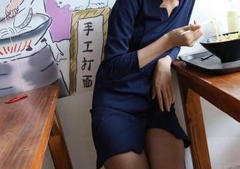 IESS异思趣向 – 高清图集大公开！美子在红衣黑裙中，光影交错间的神秘感正在吸引我的目光。