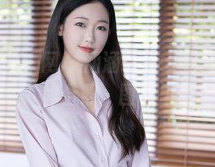 Xiuren秀人网 – 涵涵Luna与圣诞老人‘不太正常’的合照，图包里快乐不停！