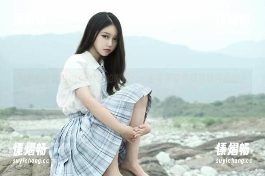 用黑白记录eloise软软的瞬间：一组写真带你探索她内心的小宇宙，哎呀，太迷人了！