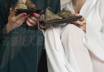 丽柜 – 左左与短裙的调皮约会：这些写真资源让人忍不住多看几眼。