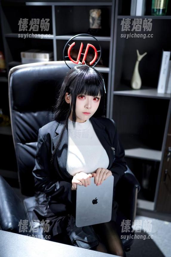 九柒喵 佐证九柒喵俏丽的OL制服,笑面教授的写真让你看得目不转睛,真是太上头啦!