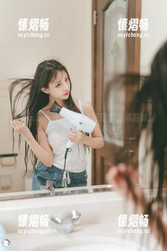 在兔玩映画找到的那些花田里的黑猫妹妹，美到让人移不开眼！