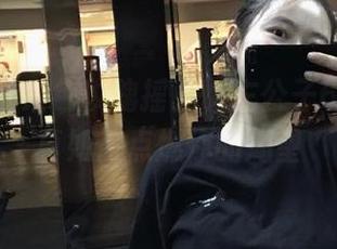 微密圈 – 红色玫瑰摇曳，左公子666的写真如何点燃你的渴望