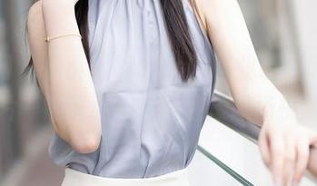 秀人网 – 伊小七MoMo的职业装新风潮，图片一键下载，准备迎接职场挑战！