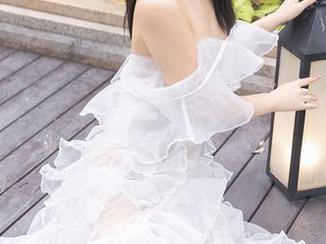 秀人网 – 在线上翻看徐安冉miki的红裙写真，不小心被这美艳的气场给吸引住了，哈哈！