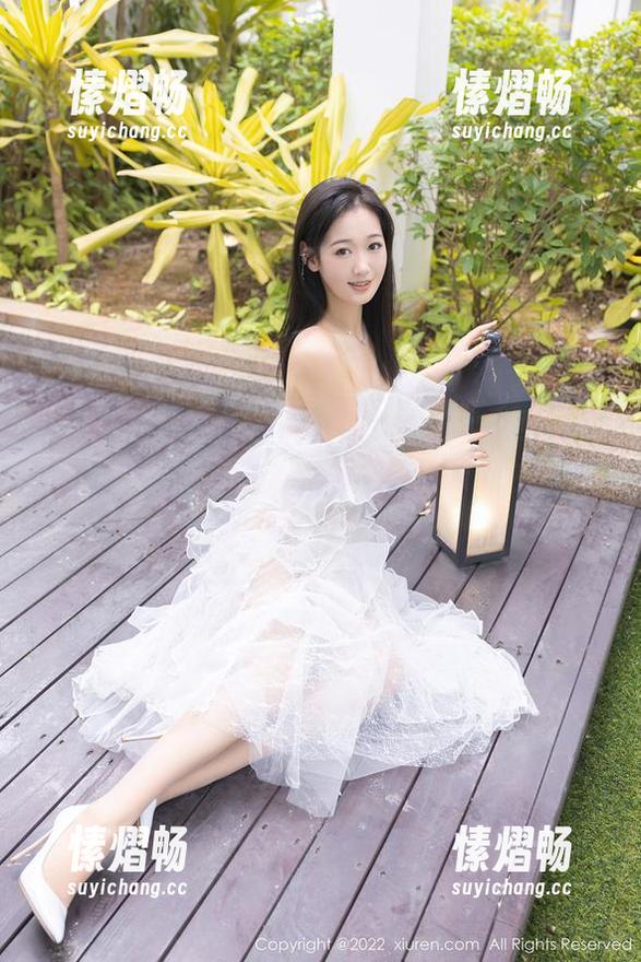 秀人网 - 在线上翻看徐安冉miki的红裙写真，不小心被这美艳的气场给吸引住了，哈哈！