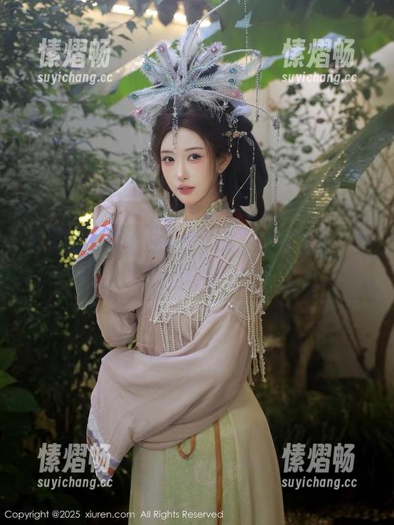 秀人网 - 夏日里的谢小蒽，没有圣光，只有图片的微妙瞬间
