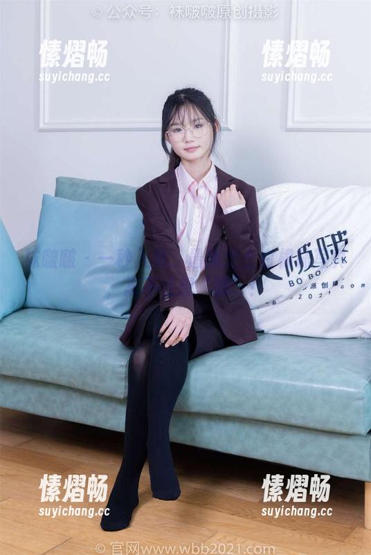 袜啵啵 - 一秒入坑：最新芝士白棉袜写真，忍不住想“蹭”！