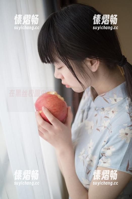 在黑丝校服中漫步，西尔酱的写真让照片活起来
