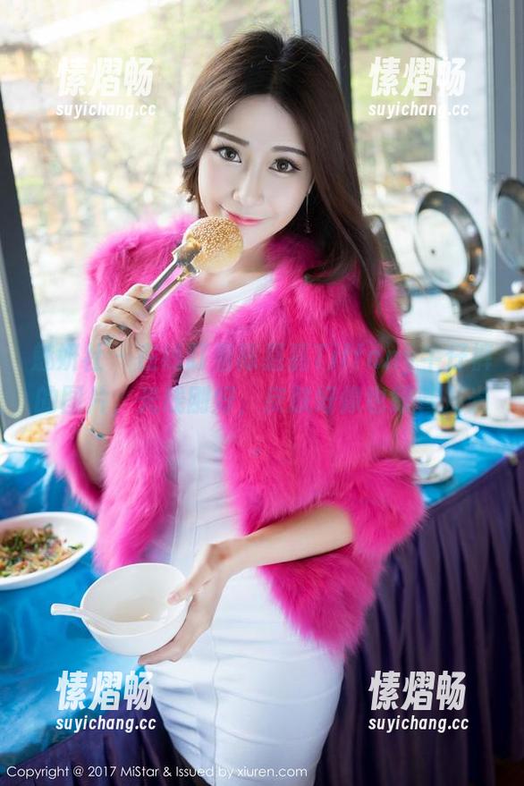 魅妍社-陈嘉嘉Tiffany 魅妍社 - 在线盯着陈嘉嘉Tiffany牛仔裤的图片,光线刚好,皮肤好像也跟着发光。